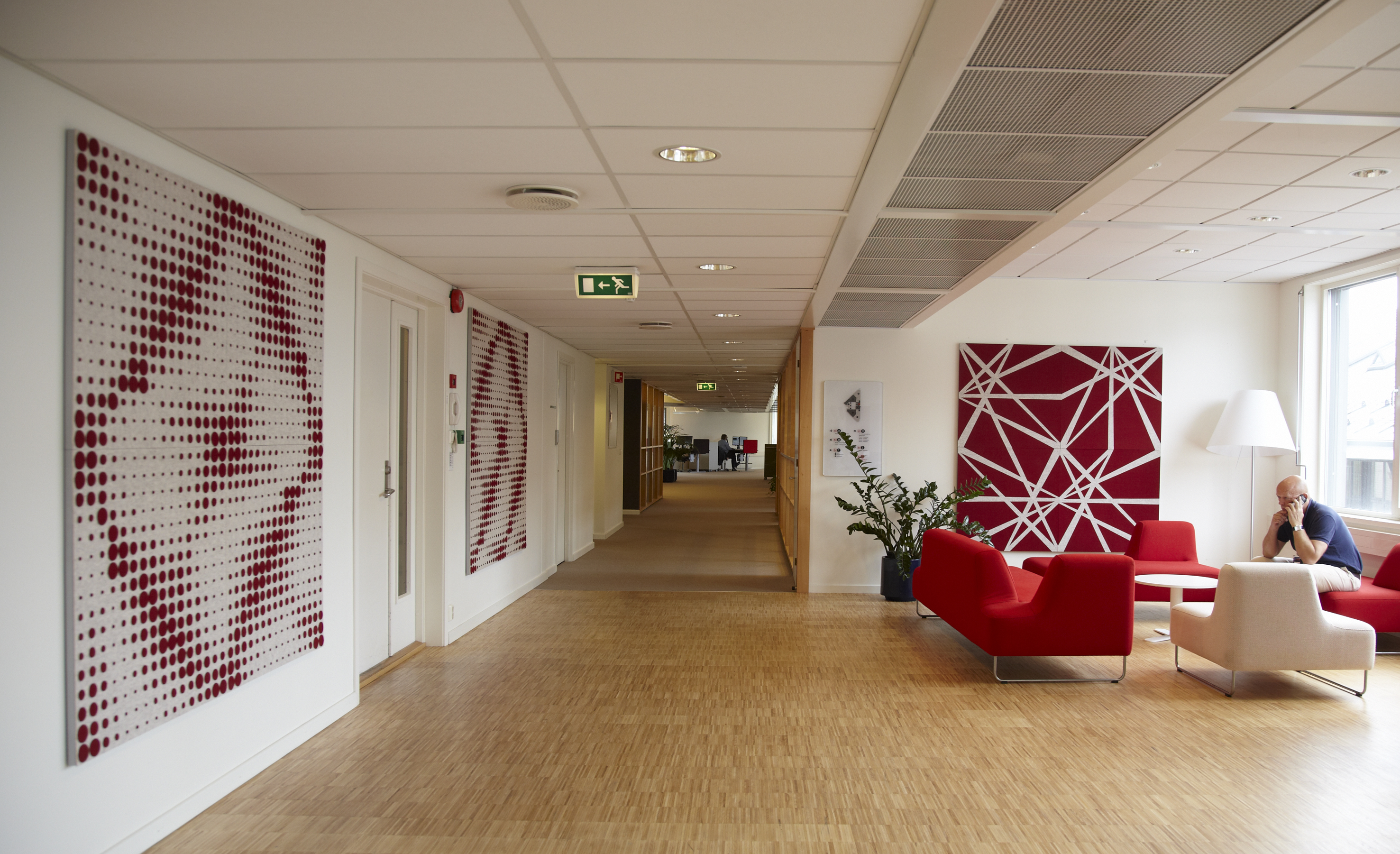 akustikmoduler i rød og hvid filt hos Tryg Oslo (6)